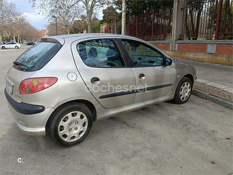 Usado Peugeot 206 70 CV (51 kW) 2005 Gris / plata Berlina