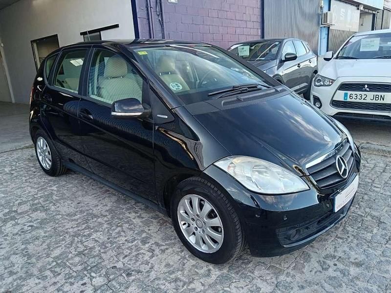 Usado Mercedes A180 Urban 109 CV (80 kW) 2012 Negro Utilitario