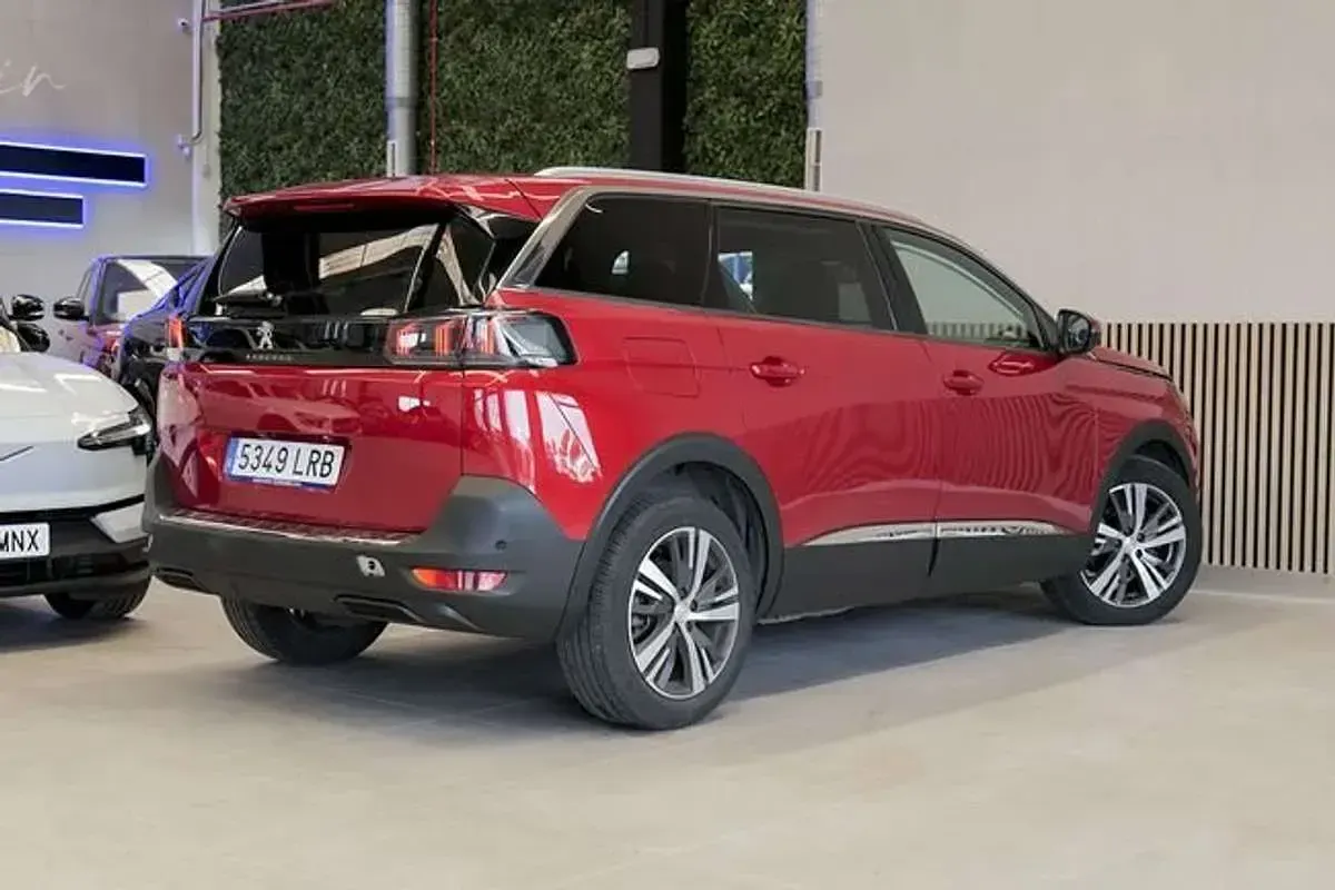 Usado Peugeot 5008 Allure 131 CV (96 kW) 2021 Rojo SUV