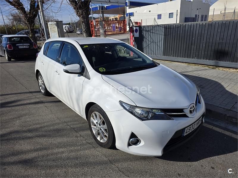 Usado Toyota Auris Advance 126 CV (92 kW) 2013 Blanco Berlina
