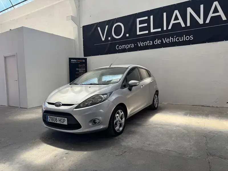 Usado Ford Fiesta Trend 70 CV (51 kW) 2011 Gris / plata Berlina