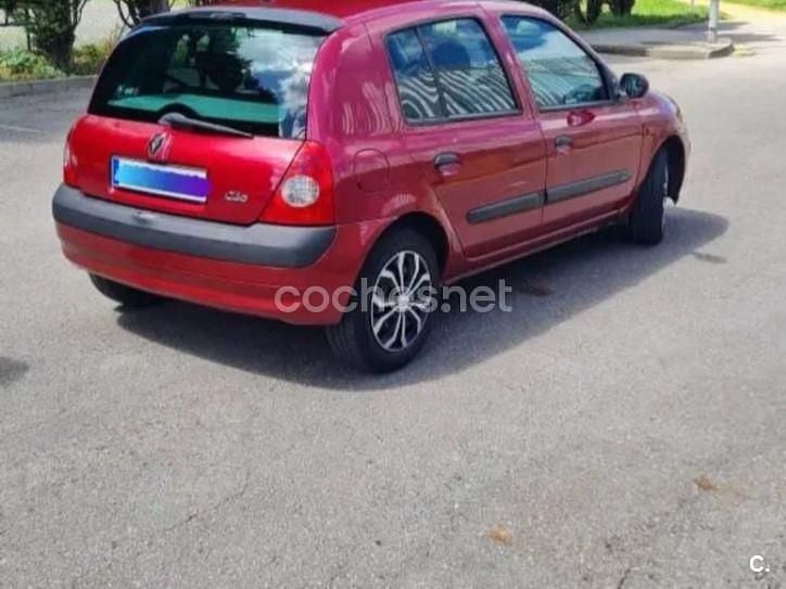 Usado Renault Clio II Authentique 65 CV (47 kW) 2003 Rojo Berlina