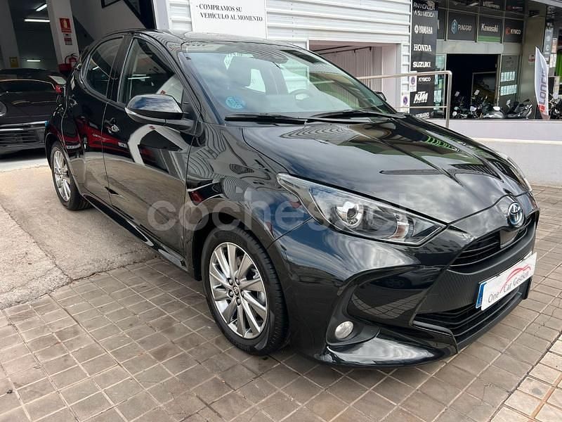 Usado Toyota Yaris Hybrid Active 116 CV (85 kW) 2022 Negro Berlina