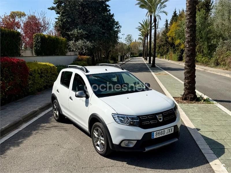 Usado Dacia Sandero Stepway 90 HP (66 kW) 2017 Branco Sedan