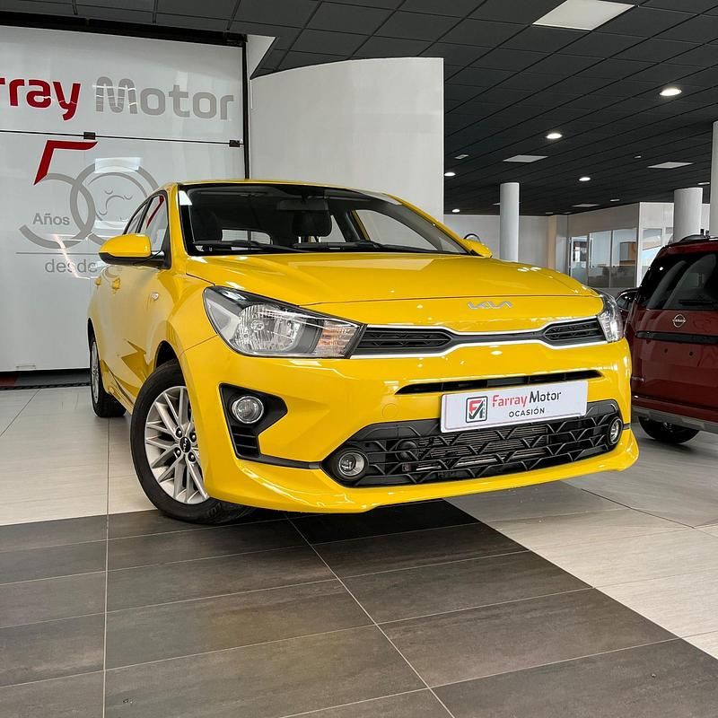 Usado Kia Rio 84 CV (61 kW) 2022 Amarillo Berlina