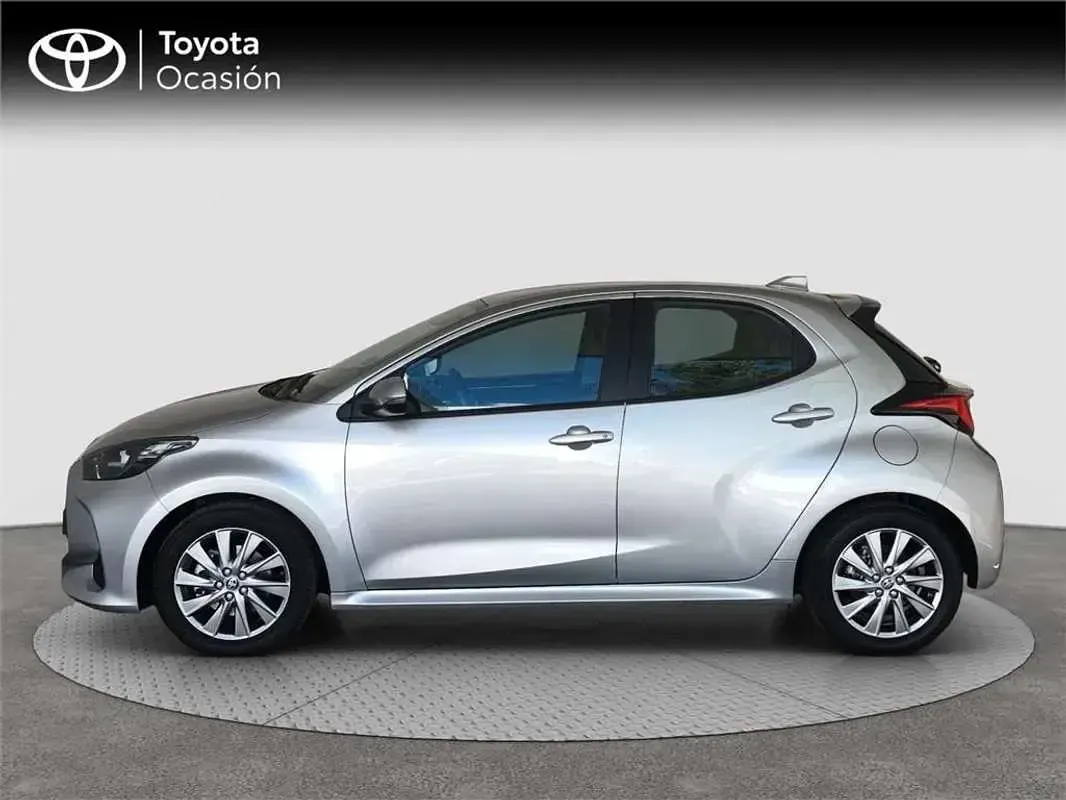 Usado Toyota Yaris Hybrid Active 116 CV (85 kW) 2022 Gris Utilitario