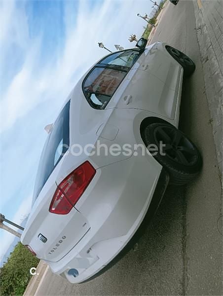 Usado Seat Toledo Reference 105 CV (77 kW) 2013 Blanco Utilitario