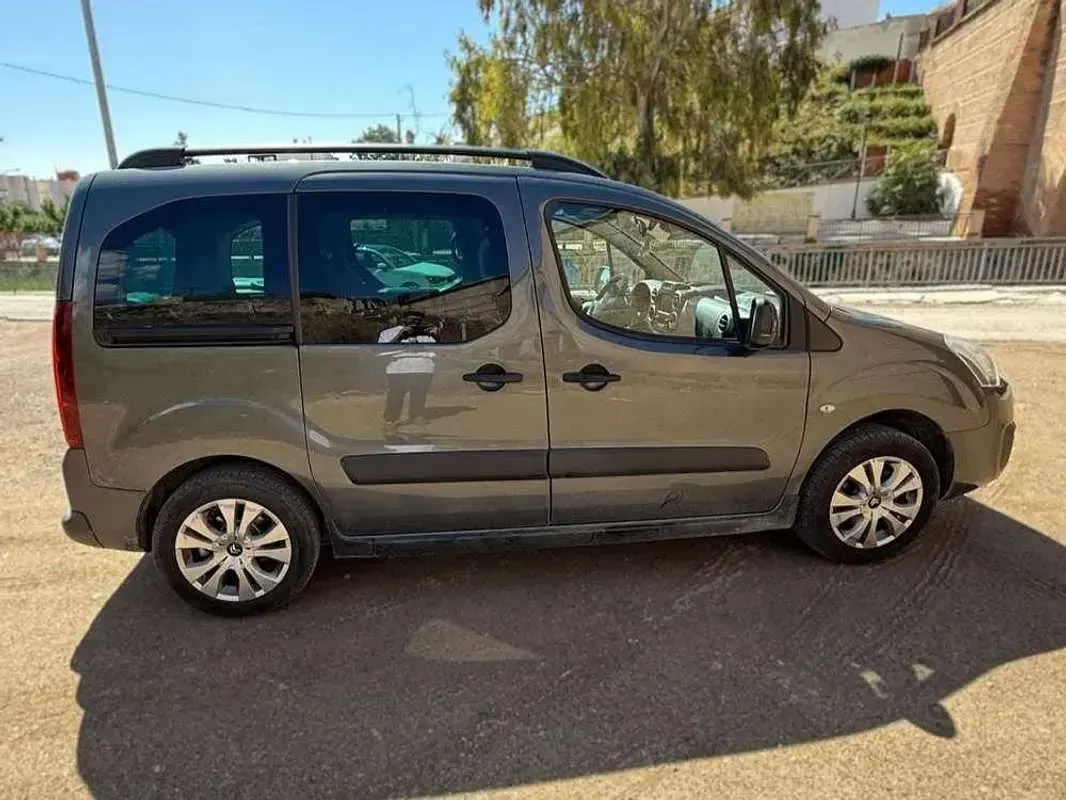 Usado Citroën Berlingo Feel 120 CV (88 kW) 2015 Gris Monovolumen