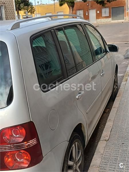 Usado VW Touran 105 CV (77 kW) 2007 Gris / plata Monovolumen