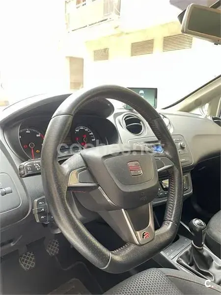 Usado Seat Ibiza SC FR 105 CV (77 kW) 2013 Blanco Utilitario