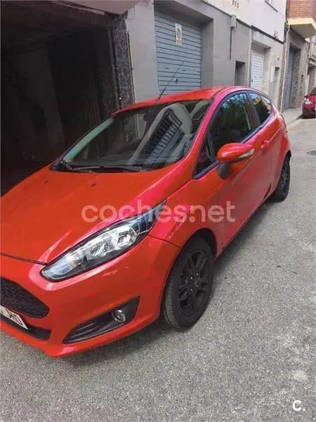 Usado Ford Fiesta Trend 100 CV (73 kW) 2015 Rojo Utilitario
