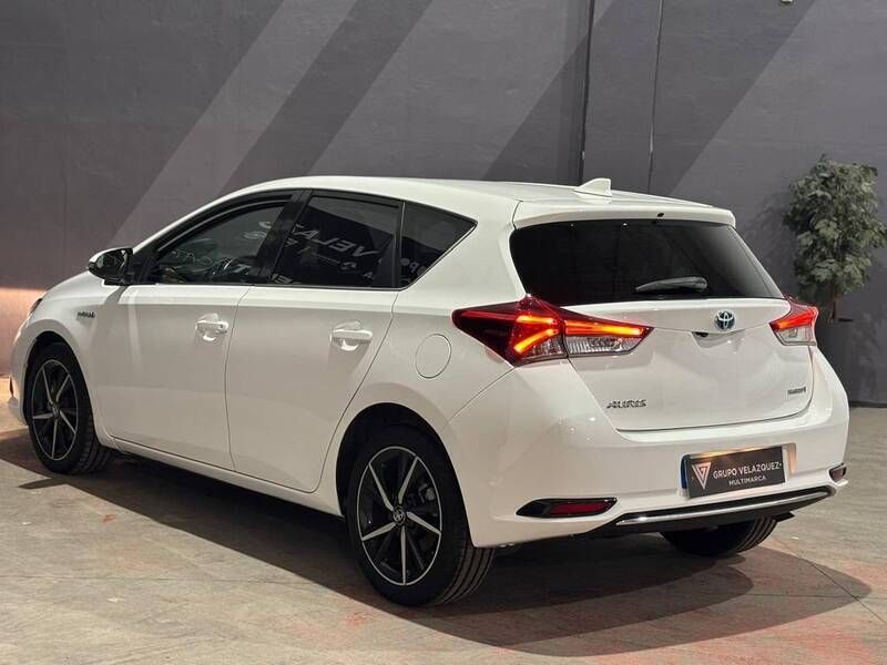 Usado Toyota Auris Hybrid Edition 136 CV (100 kW) 2019 Blanco Berlina