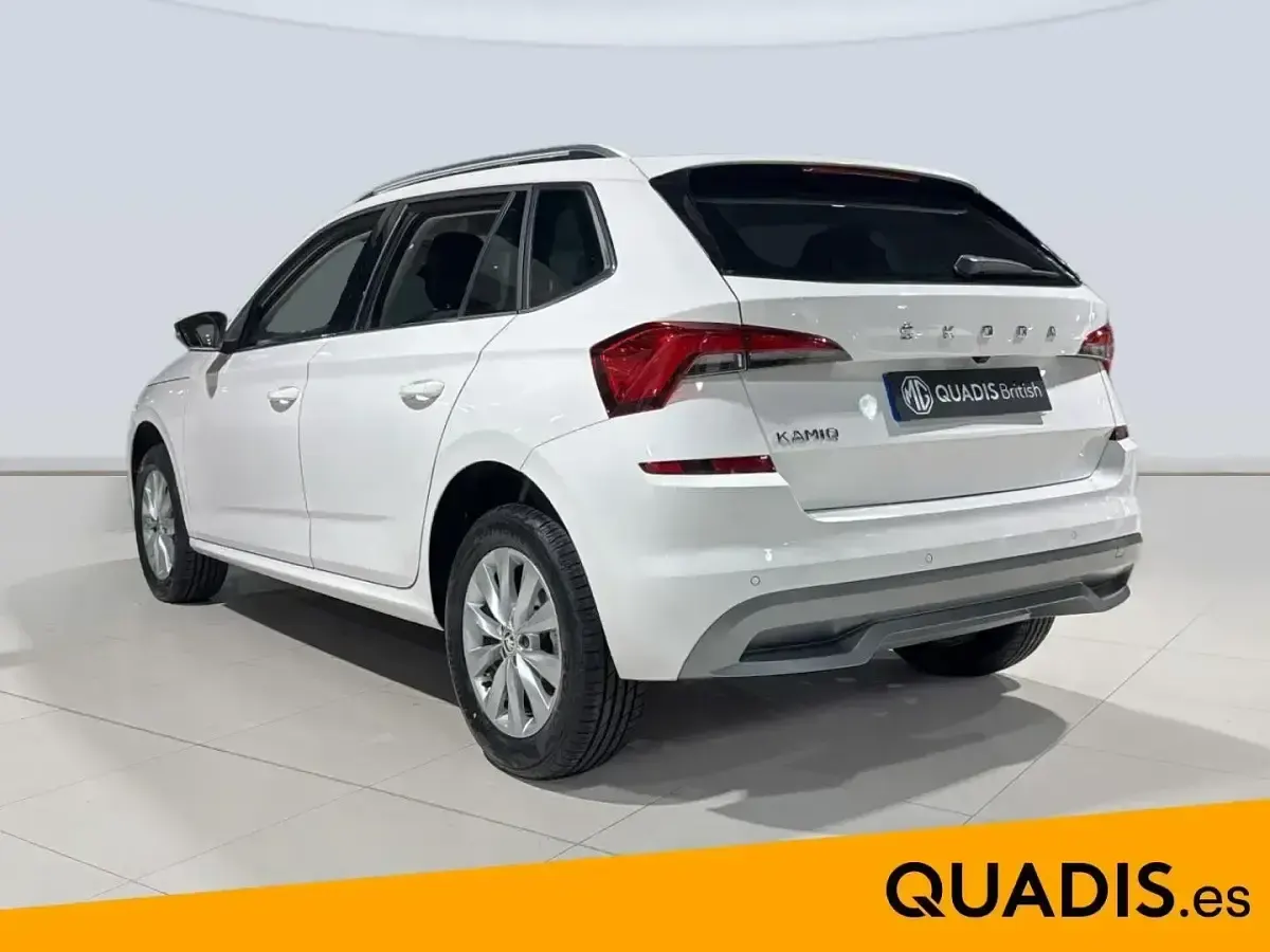 Usado Skoda Kamiq Ambition 110 CV (80 kW) 2022 Blanco SUV