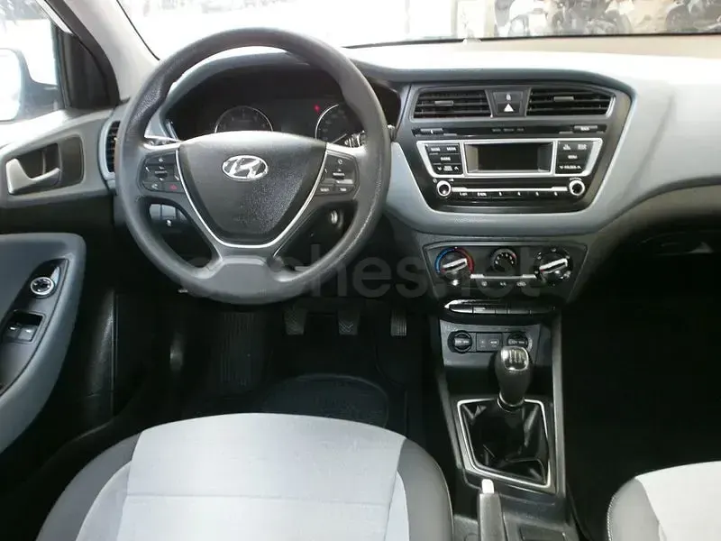 Usado Hyundai i20 84 CV (61 kW) 2015 Blanco Berlina