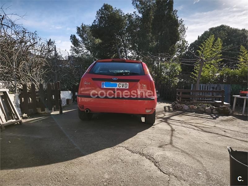 Usado Ford Focus Trend 115 CV (84 kW) 2004 Rojo Berlina