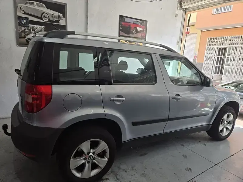 Usado Skoda Yeti Experience 140 CV (102 kW) 2010 Azul SUV