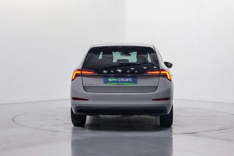 Usado Skoda Scala 150 CV (110 kW) 2022 Gris Utilitario