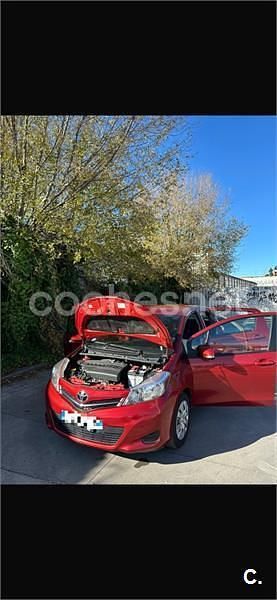 Usado Toyota Yaris Connect Style 101 CV (74 kW) 2012 Rojo Berlina