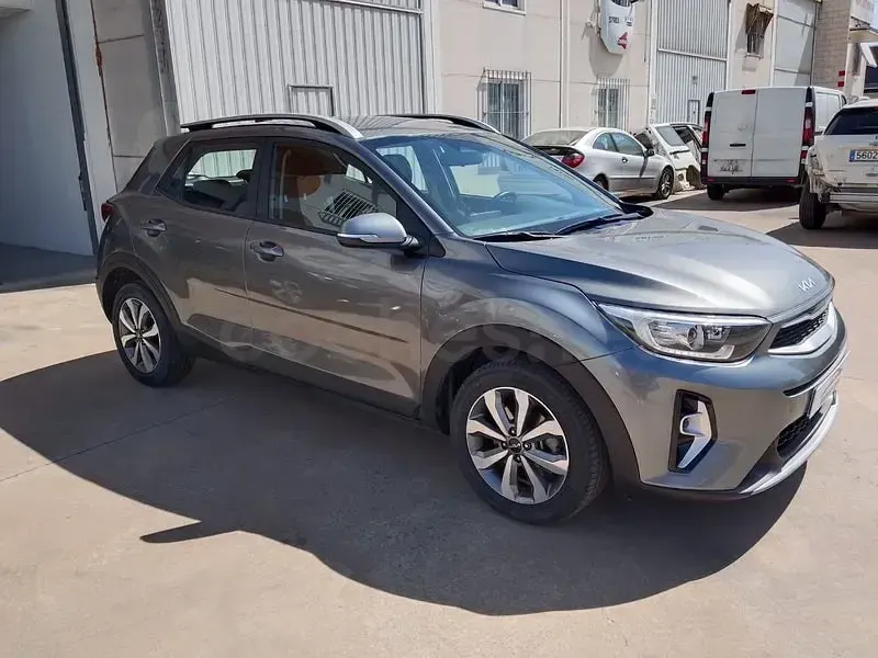 Usado Kia Stonic 100 CV (73 kW) 2025 Gris / plata SUV