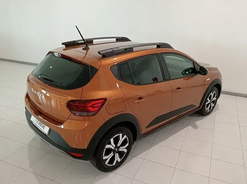 Usado Dacia Sandero Expression 100 CV (73 kW) 2023 Naranja Berlina