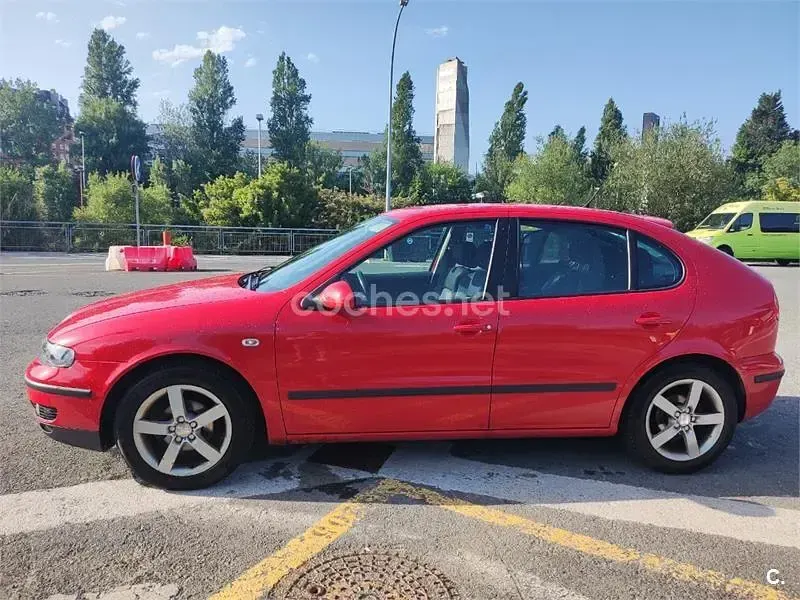 Usado Seat Leon Sport 105 CV (77 kW) 2005 Rojo Utilitario