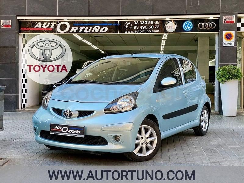 Usado Toyota Aygo 68 CV (50 kW) 2007 Gris / plata Utilitario