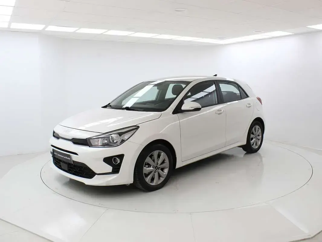 Usado Kia Rio 101 CV (74 kW) 2022 Blanco Utilitario