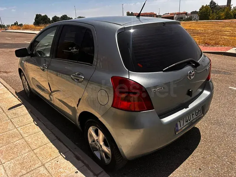 Usado Toyota Yaris 90 CV (66 kW) 2006 Gris / plata Berlina