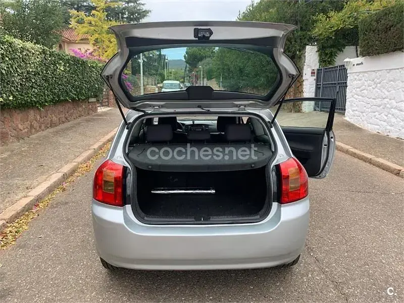 Usado Toyota Corolla Sol 90 CV (66 kW) 2004 Blanco Berlina