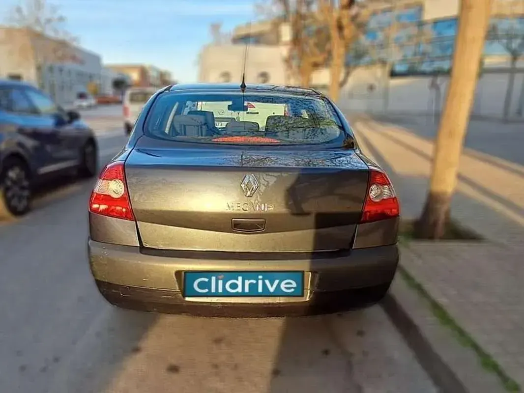 Usado Renault Mégane Dynamique 110 CV (80 kW) 2005 Negro Berlina