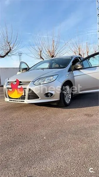 Usado Ford Focus Trend 100 CV (73 kW) 2012 Gris / plata Berlina