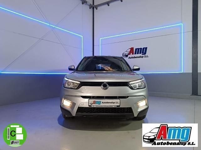 Usado Ssangyong (KGM) Tivoli Limited 128 CV (94 kW) 2017 Gris SUV