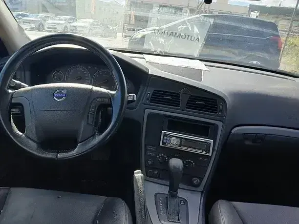 Käytetty Volvo V70 Momentum 140 HP (102 kW) 2005 Punainen Farmari