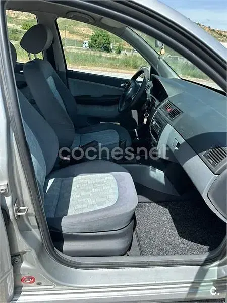 Usado Skoda Fabia Classic 64 HP (47 kW) 2002 Cinzento Sedan