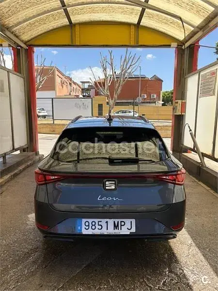 Usado Seat Leon Style 150 CV (110 kW) 2024 Gris / plata Familiar