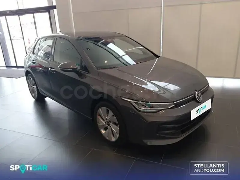 Usado VW Golf VIII 115 CV (84 kW) 2025 Gris / plata Berlina