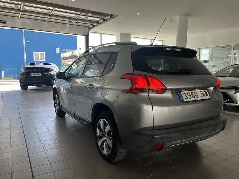 Usado Peugeot 2008 Style 82 CV (60 kW) 2016 Gris / plata SUV