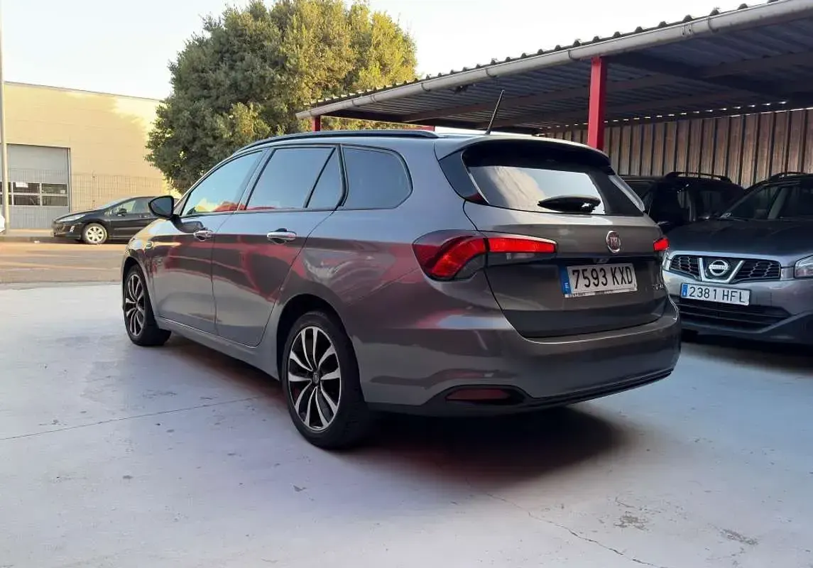 Usado Fiat Tipo Lounge 120 CV (88 kW) 2019 Gris Familiar