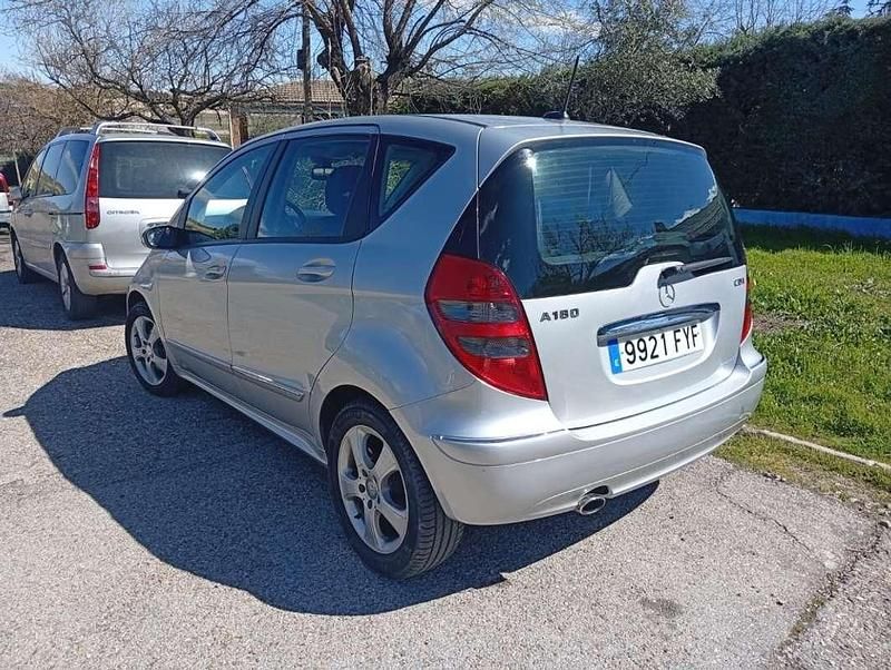 Usado Mercedes A180 109 CV (80 kW) 2007 Gris Utilitario