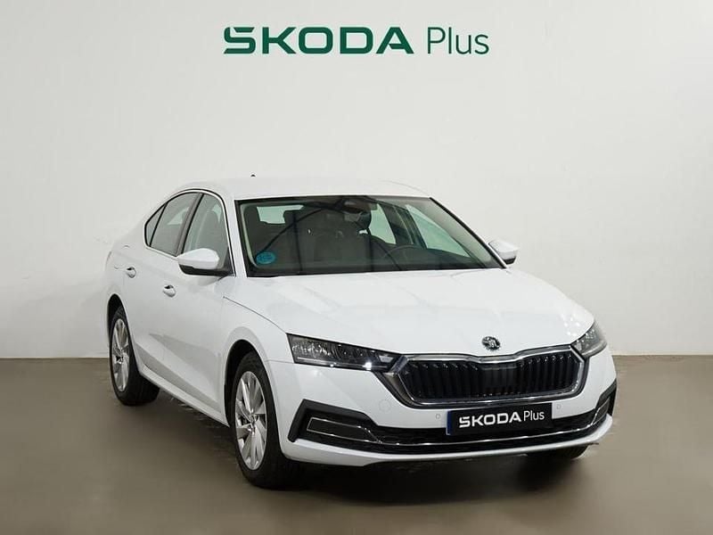 Blanco Nuevo 2025 Skoda Octavia Selection Berlina | 24.900 € (Buen precio) - Imagen 1/4