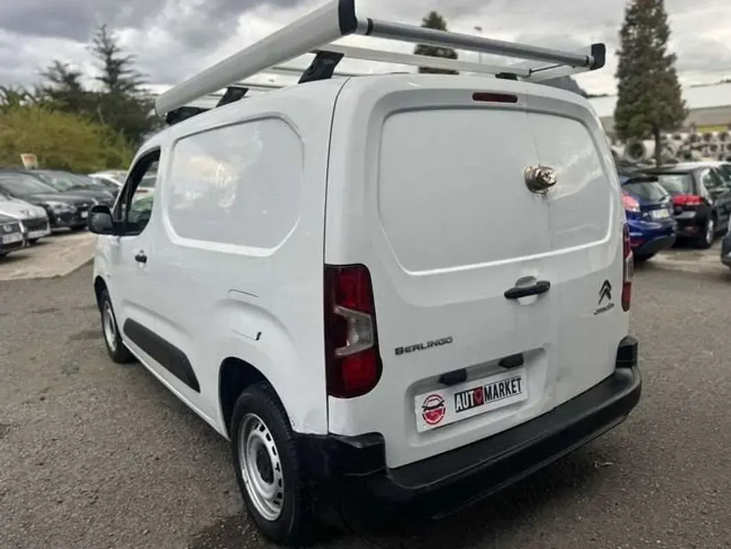 Usado Citroën Berlingo Feel 102 CV (75 kW) 2021 Blanco Monovolumen