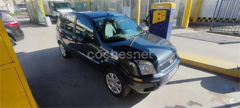 Usado Ford Fusion 100 CV (73 kW) 2004 Gris / plata Utilitario