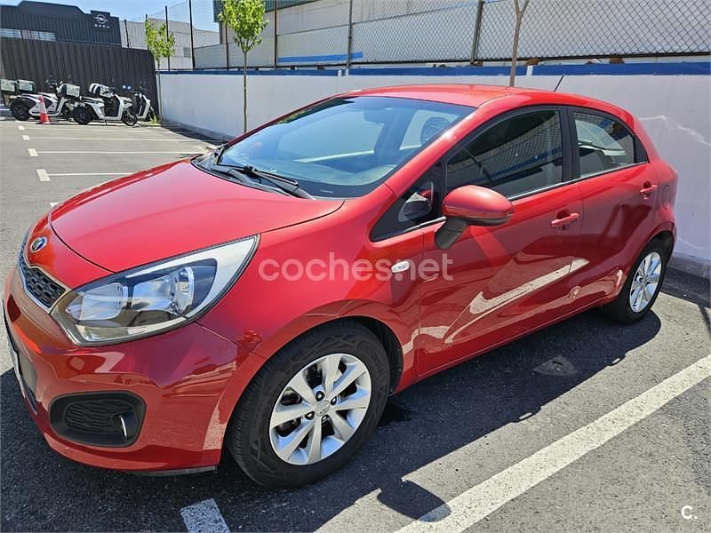 Rojo Usado 2013 Kia Rio Berlina | 6300 € (Precio justo) - Imagen 1/4