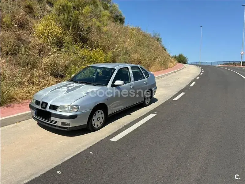 Usado Seat Cordoba Stella 68 CV (50 kW) 2000 Gris / plata Berlina