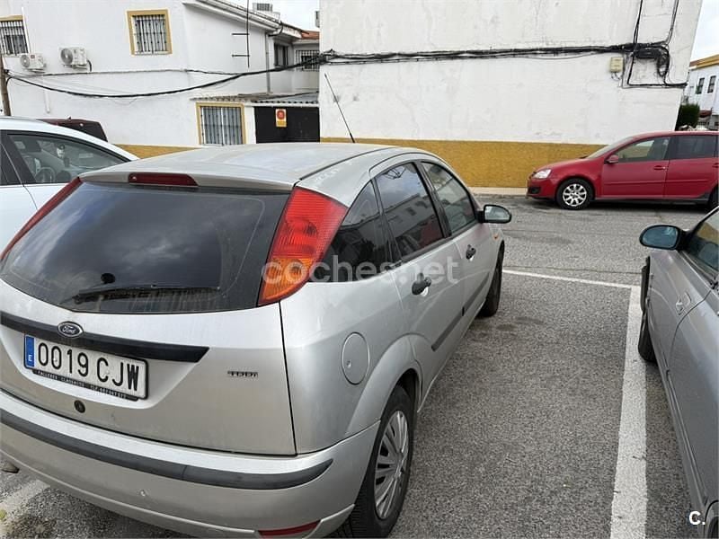 Usado Ford Focus Trend 90 CV (66 kW) 2003 Gris / plata Berlina