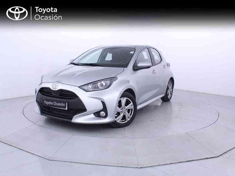 Gris Usado 2024 Toyota Yaris Hybrid Active Utilitario | 19.300 € (Buen precio) - Imagen 1/3