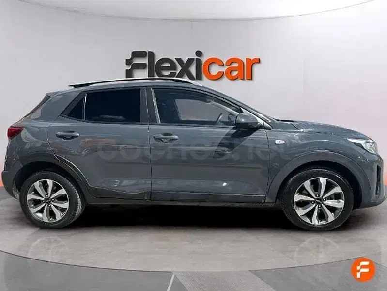 Usado Kia Stonic 100 CV (73 kW) 2021 Gris / plata SUV