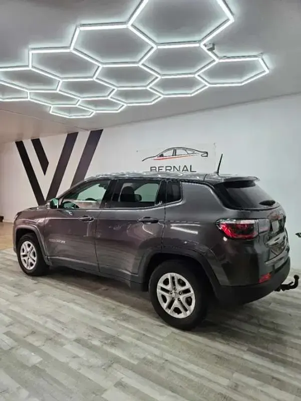 Usado Jeep Compass Sport 140 CV (102 kW) 2019 Gris SUV
