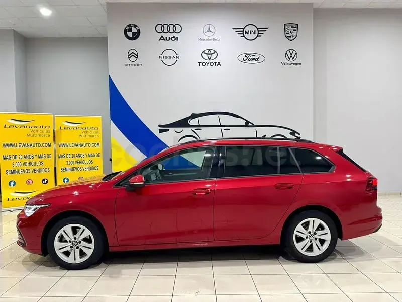Usado VW Golf VIII 115 CV (84 kW) 2022 Granate Familiar