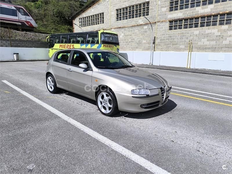 Usado Alfa Romeo 147 Progression 115 CV (84 kW) 2004 Beige Utilitario